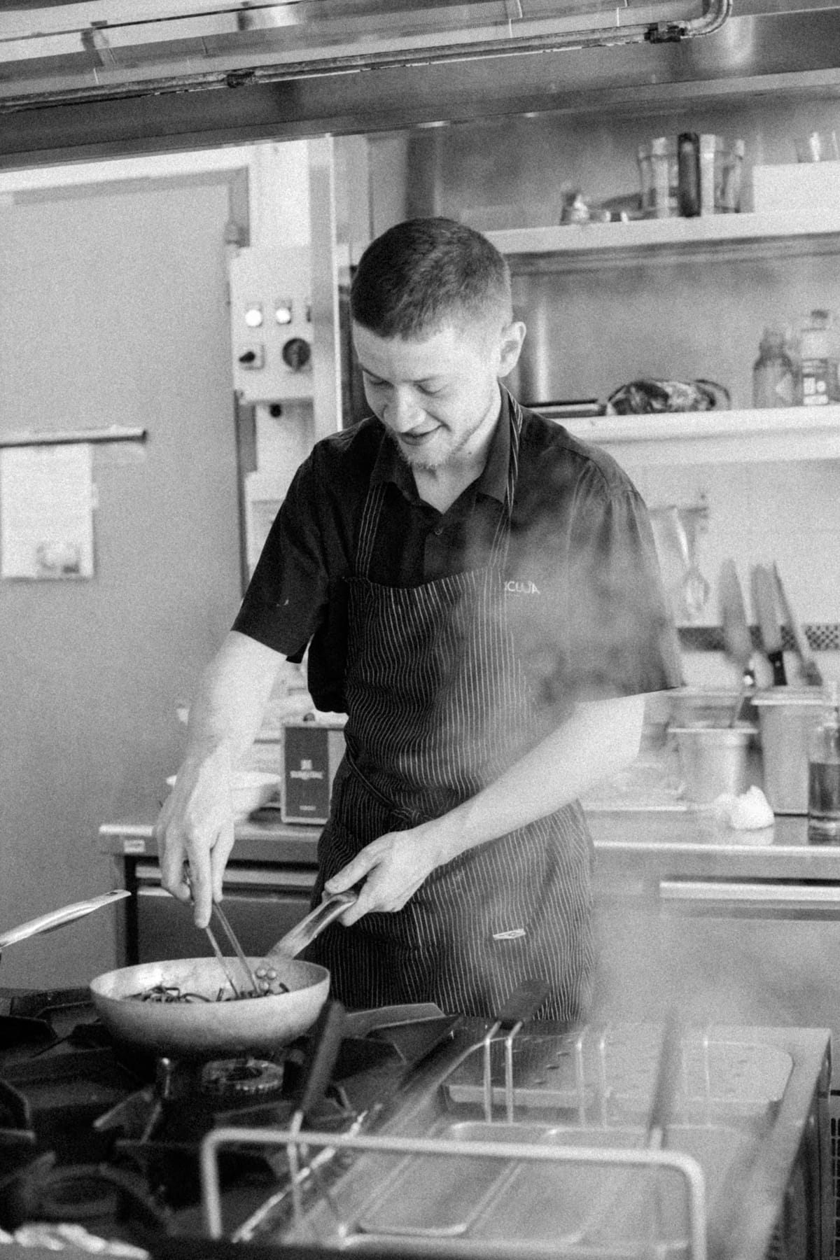 Chef del Maracuja al lavoro ai fornelli, ritratto in bianco e nero