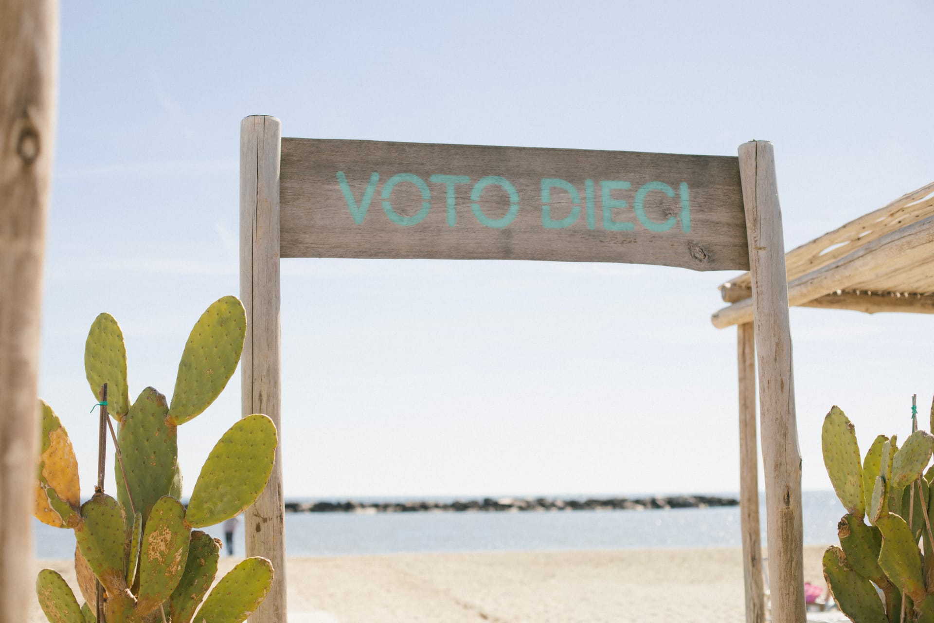 Insegna in legno «Voto Dieci» del Bagno Maracuja con cactus e vista mare a Lido di Savio